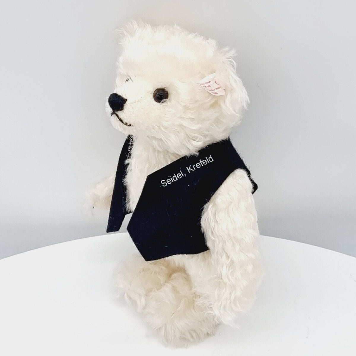 Steiff 420337 Teddybär Club Event 2002 limitiert 21 cm weiß mit schwarzer Weste