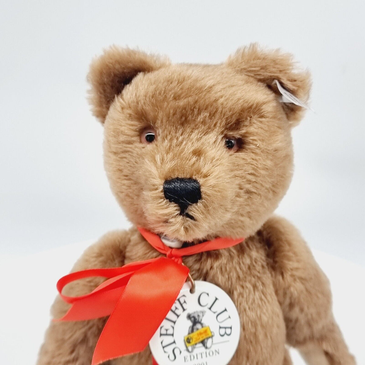 Steiff 420245 Edition 2001 Teddybär 35 cm mit Schleife und Porzellan-Marke