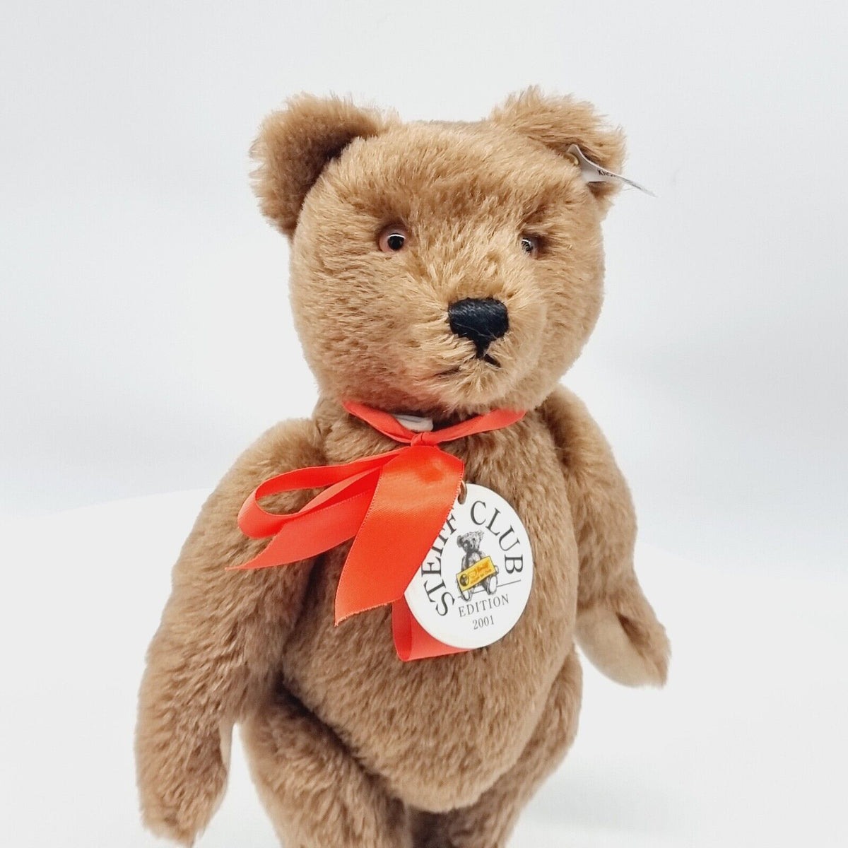 Steiff 420245 Edition 2001 Teddybär 35 cm mit Schleife und Porzellan-Marke
