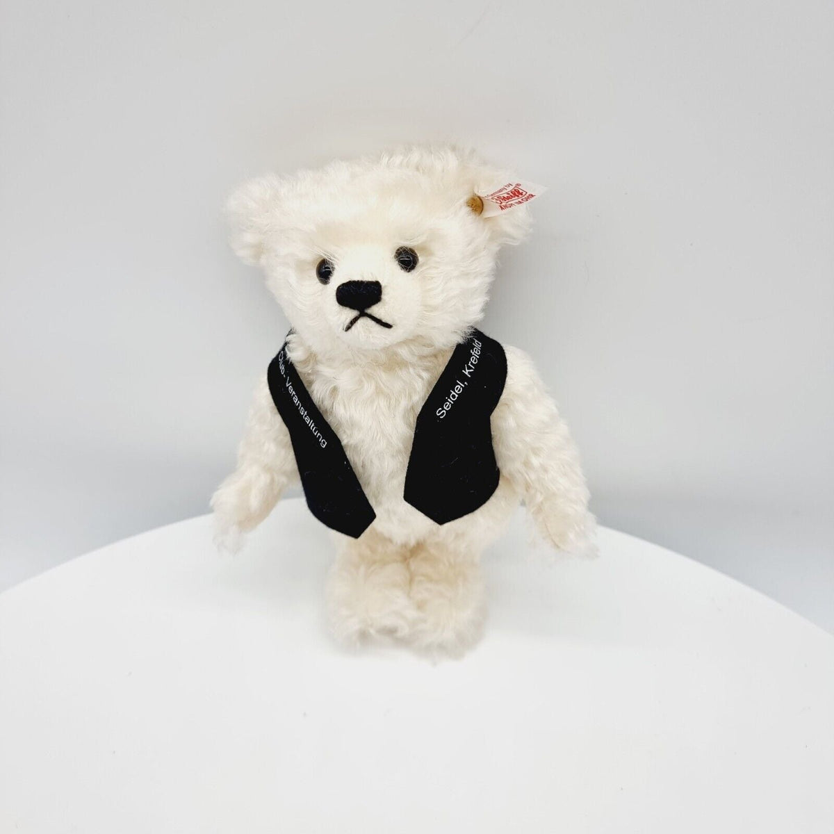 Steiff 420337 Teddybär Club Event 2002 limitiert 21 cm weiß mit schwarzer Weste