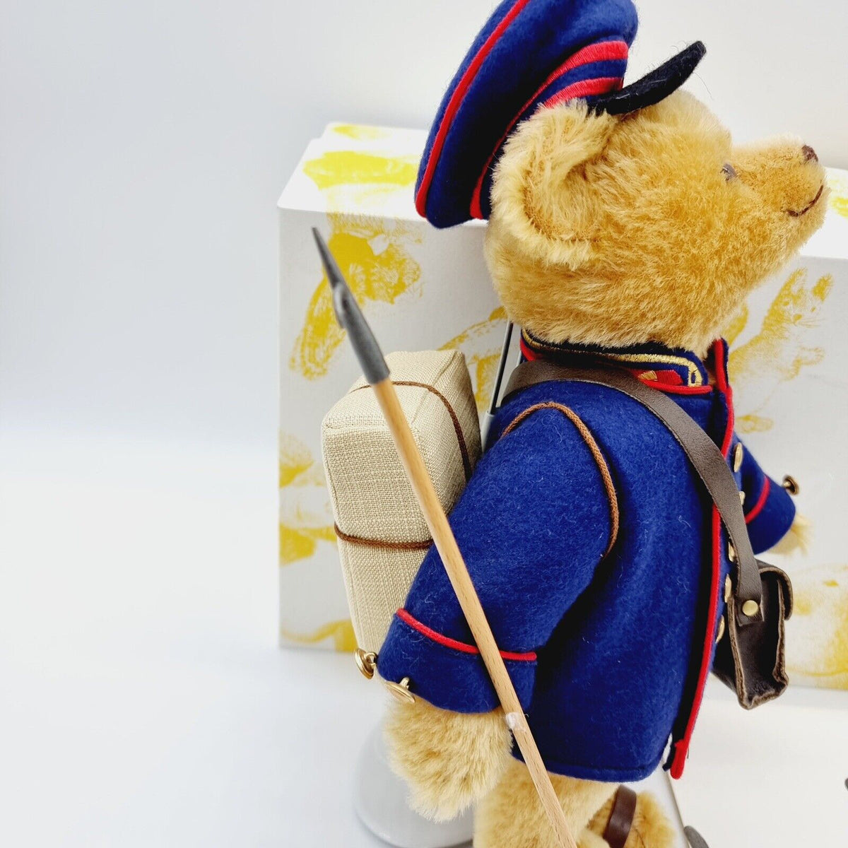 Steiff 994487 Postbär Friedrich der Preußische Briefträger Bär