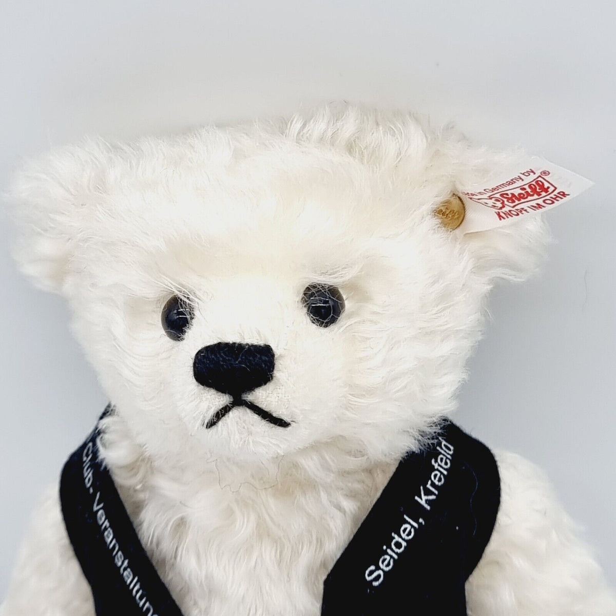 Steiff 420337 Teddybär Club Event 2002 limitiert 21 cm weiß mit schwarzer Weste