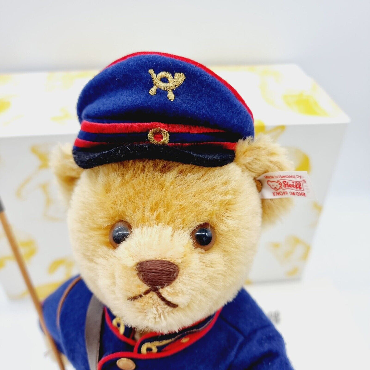 Steiff 994487 Postbär Friedrich der Preußische Briefträger Bär