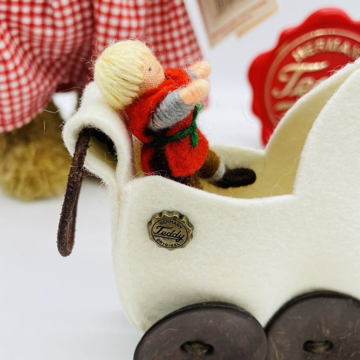 Hermann Teddy Teddybär Klara mit Puppenwagen und Filzpuppe