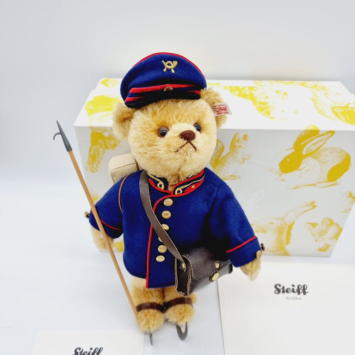 Steiff 994487 Postbär Friedrich der Preußische Briefträger Bär