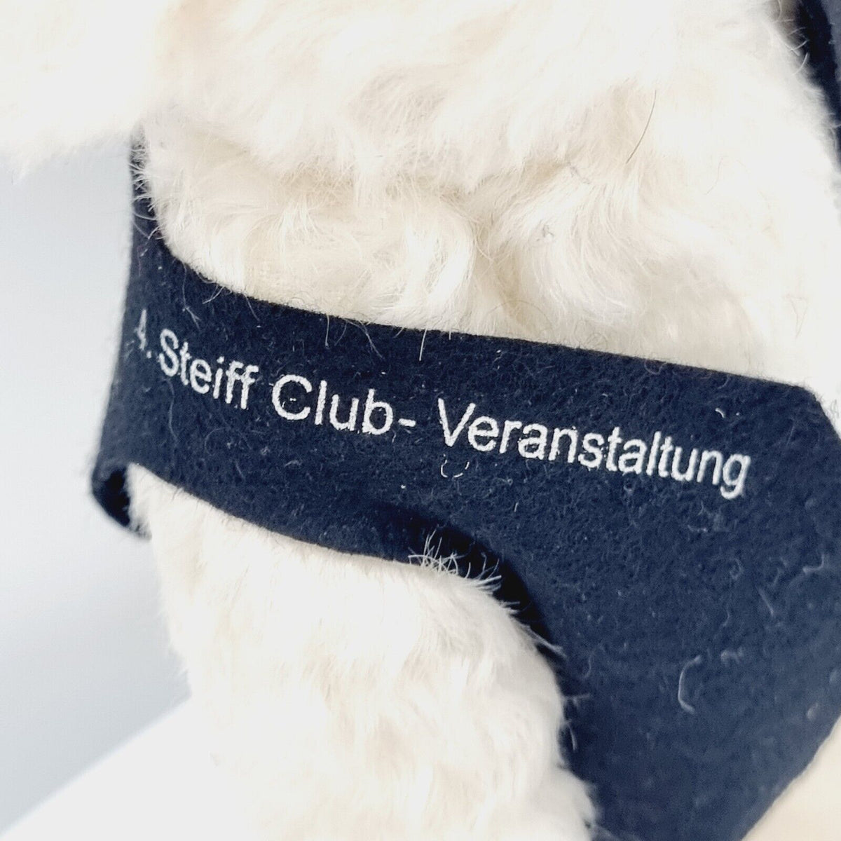 Steiff 420337 Teddybär Club Event 2002 limitiert 21 cm weiß mit schwarzer Weste