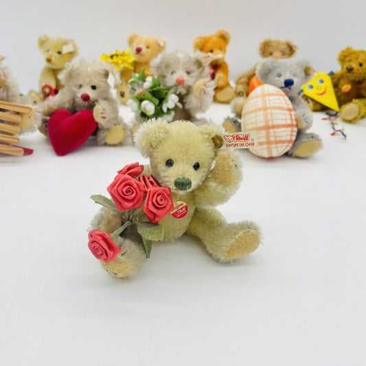 Steiff Teddybär Mai mit Rosen aus dem Ewigen Kalender 027307 Mohair