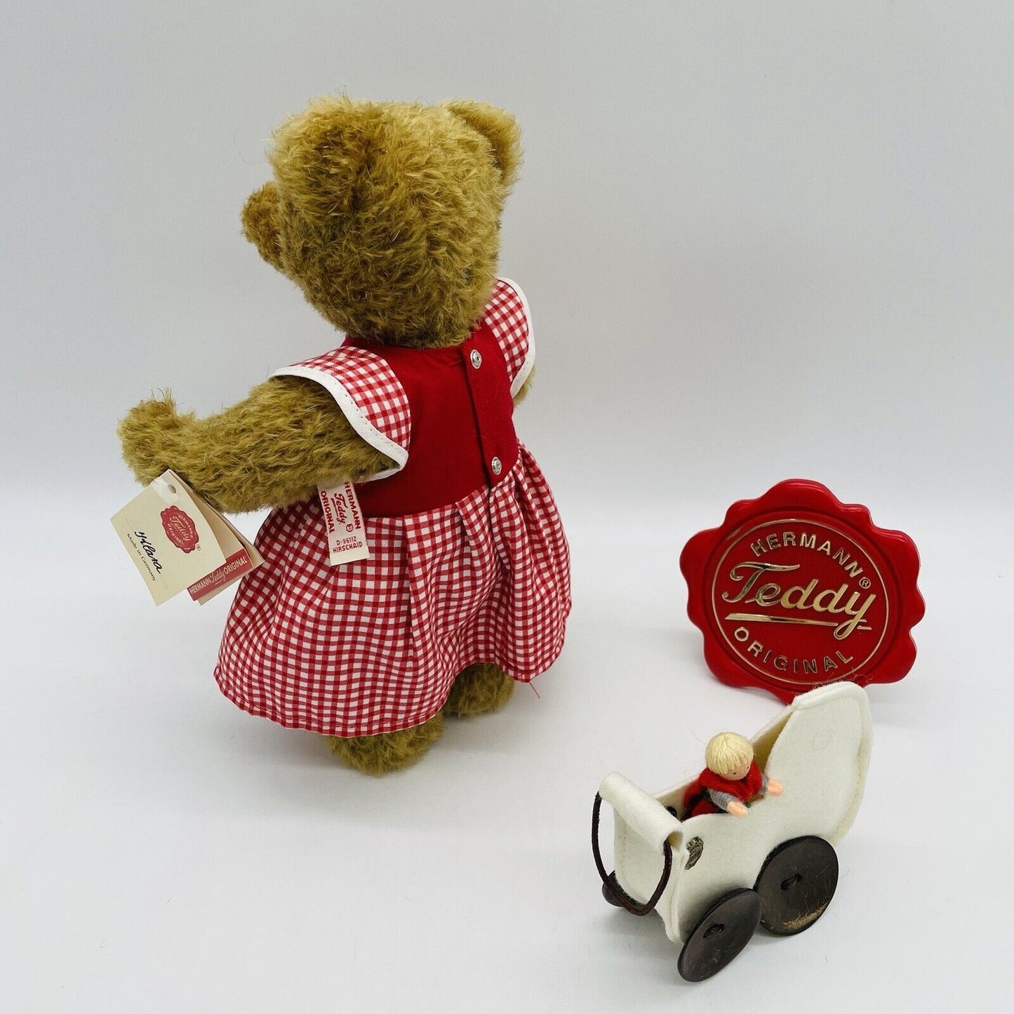 Hermann Teddy Teddybär Klara mit Puppenwagen und Filzpuppe