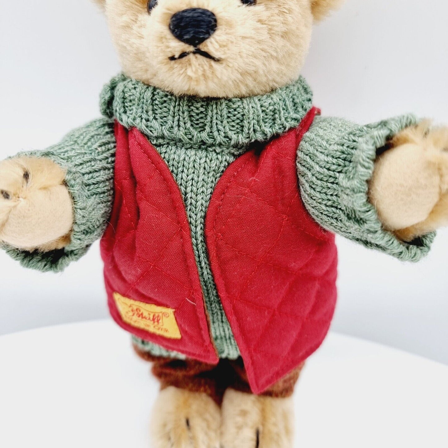 Steiff 028625 Classic Teddybär mit roter Steppweste 23 cm