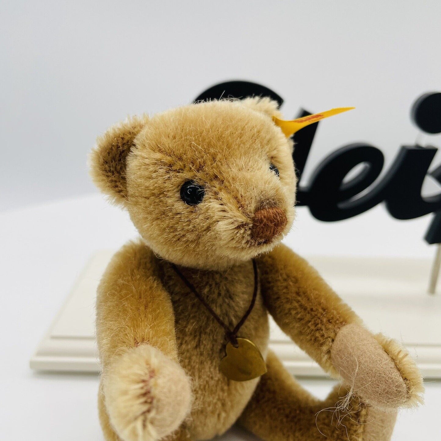 Steiff Teddybär mit Herzanhänger 040146 honigfarbigen 15cm Mohair