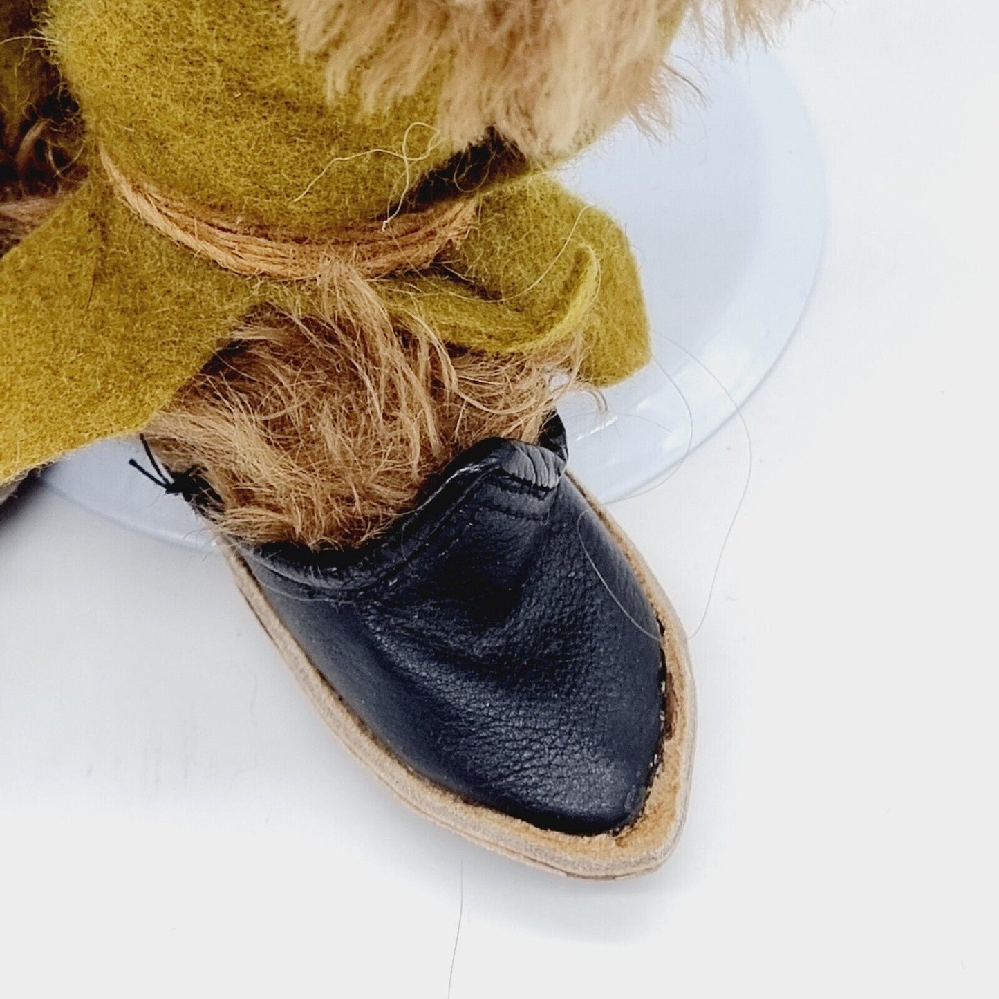 Clemens Teddybär 28 cm braun mit grüner Hose, schwarzen Schuhen und Zipfelmütze