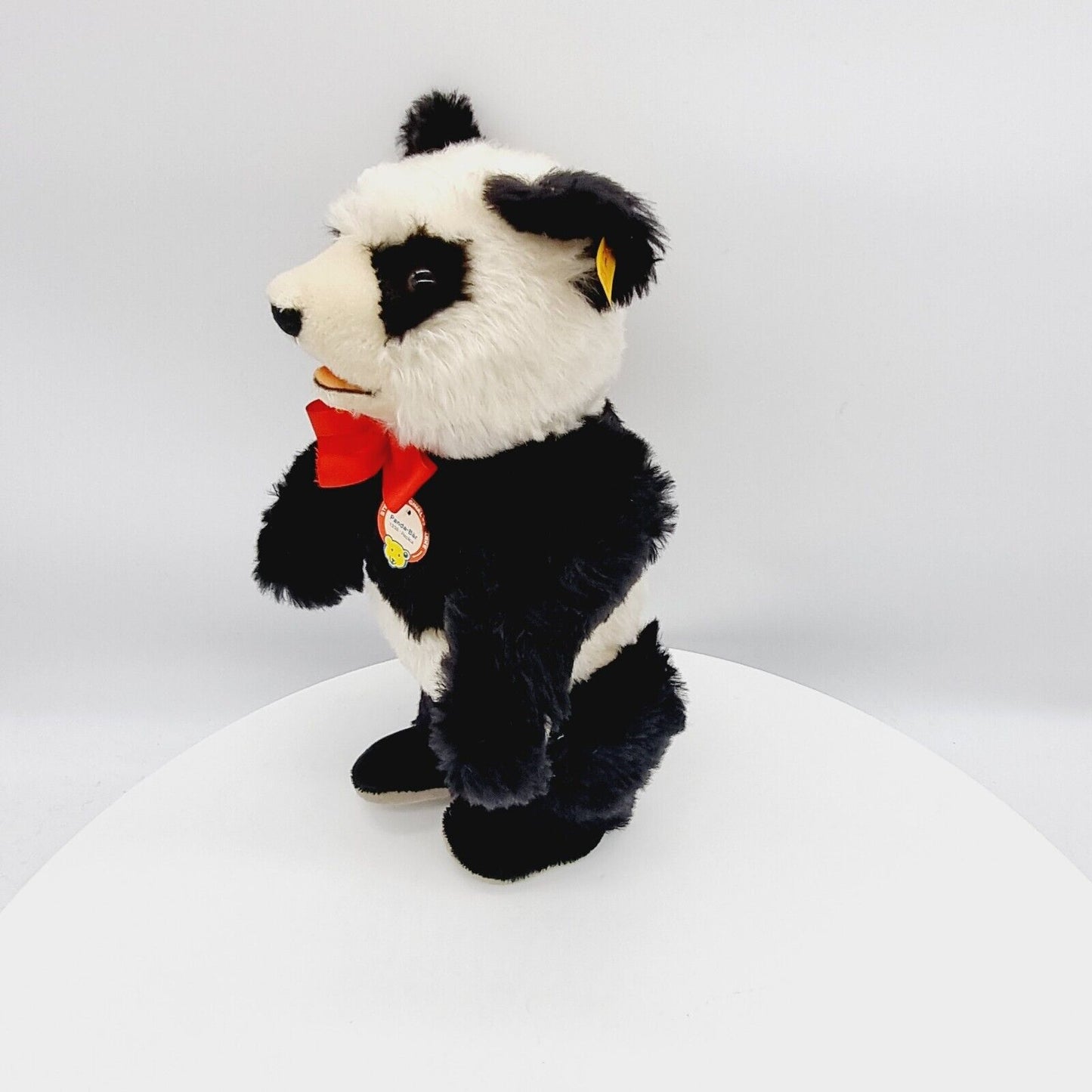 Steiff 408304 Panda Bär Replica 1938 mit Stimme 28 cm rote Schleife