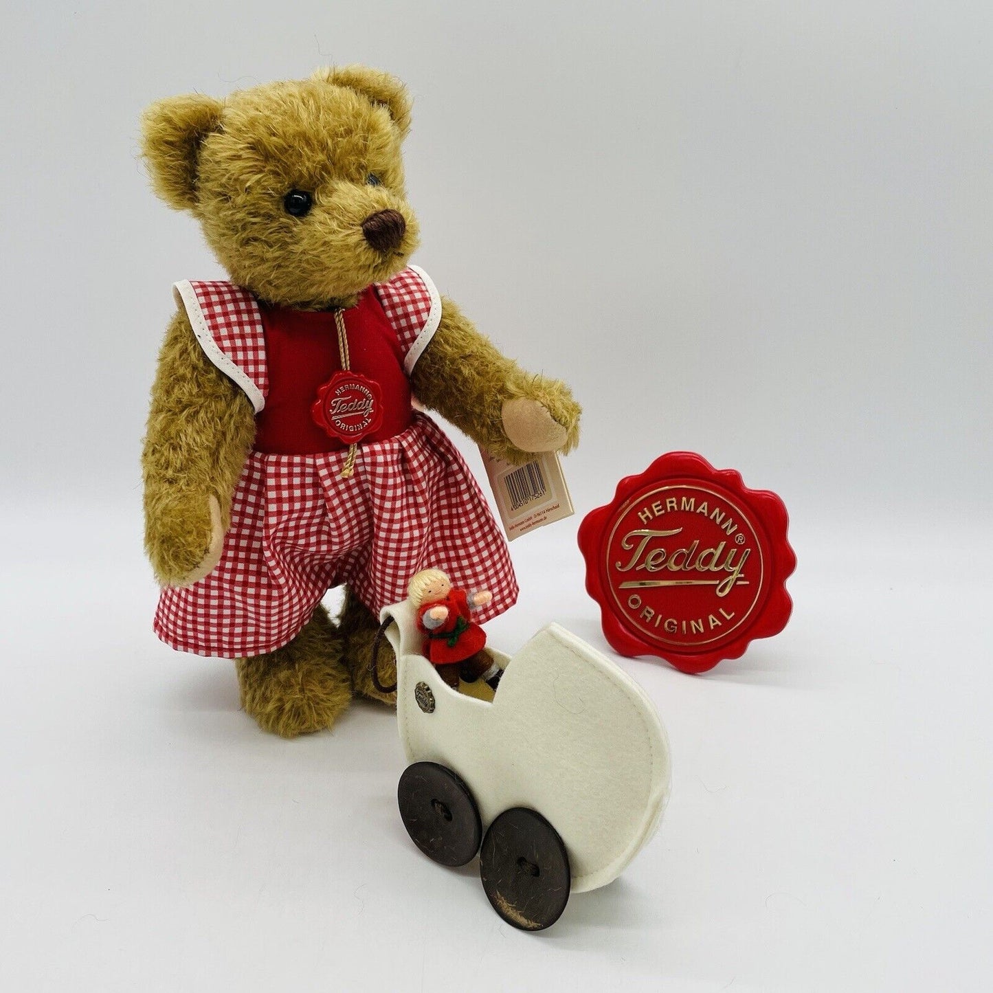 Hermann Teddy Teddybär Klara mit Puppenwagen und Filzpuppe