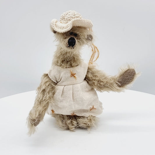 Teddy-Hermann Stofftier-Bär mit Kleid und Hut 25 cm Künstlerbär