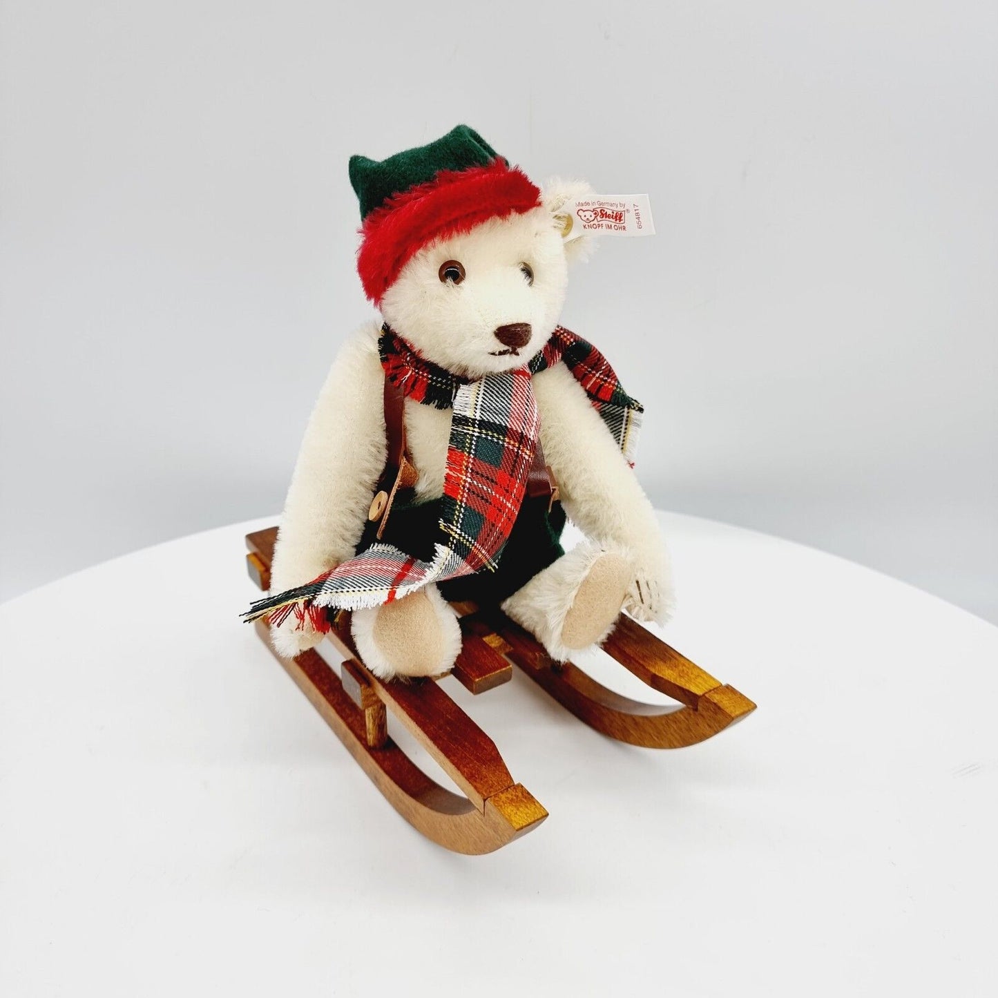 Steiff 654817 The Winter Bear limitiert 21 cm mit Schal und Schlitten