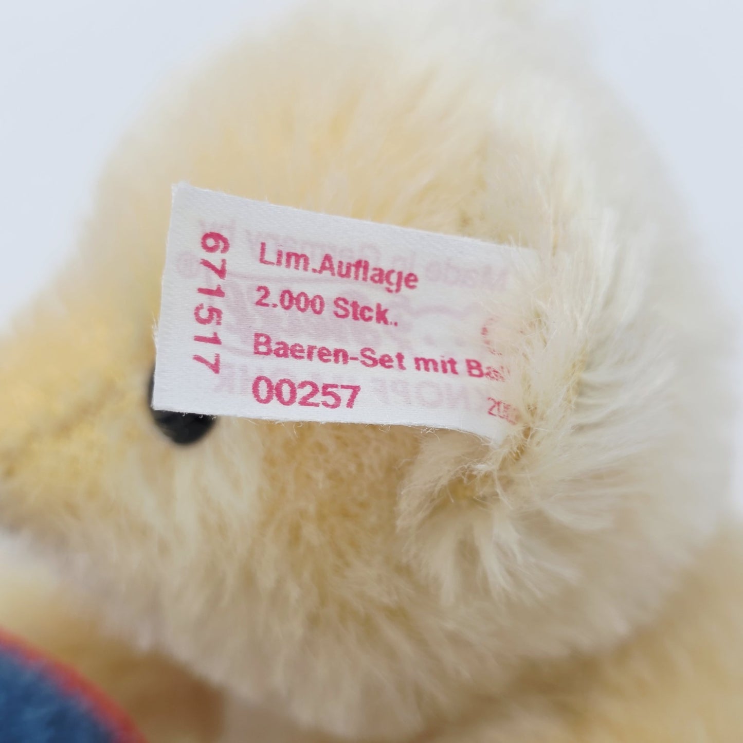 8895922
