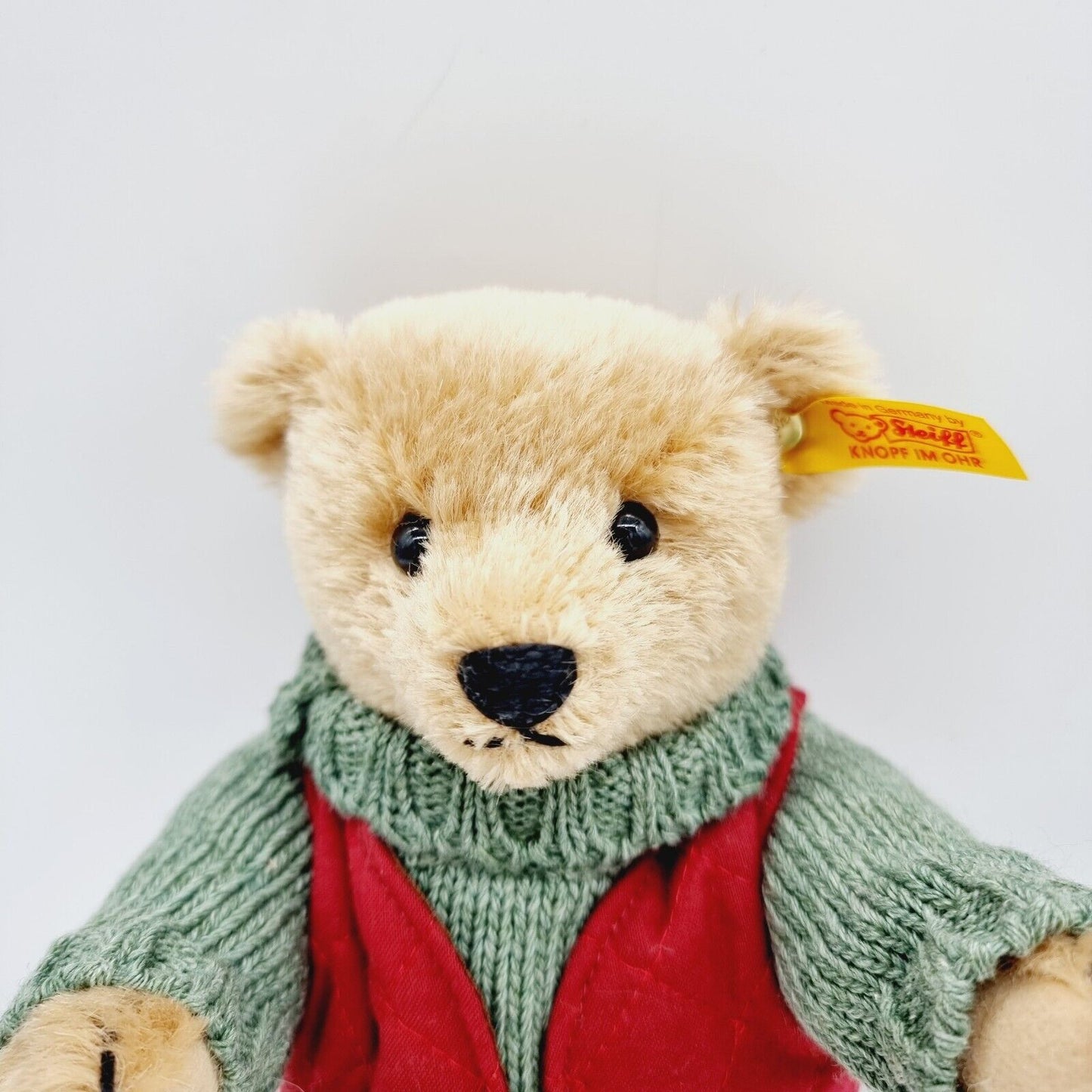 Steiff 028625 Classic Teddybär mit roter Steppweste 23 cm