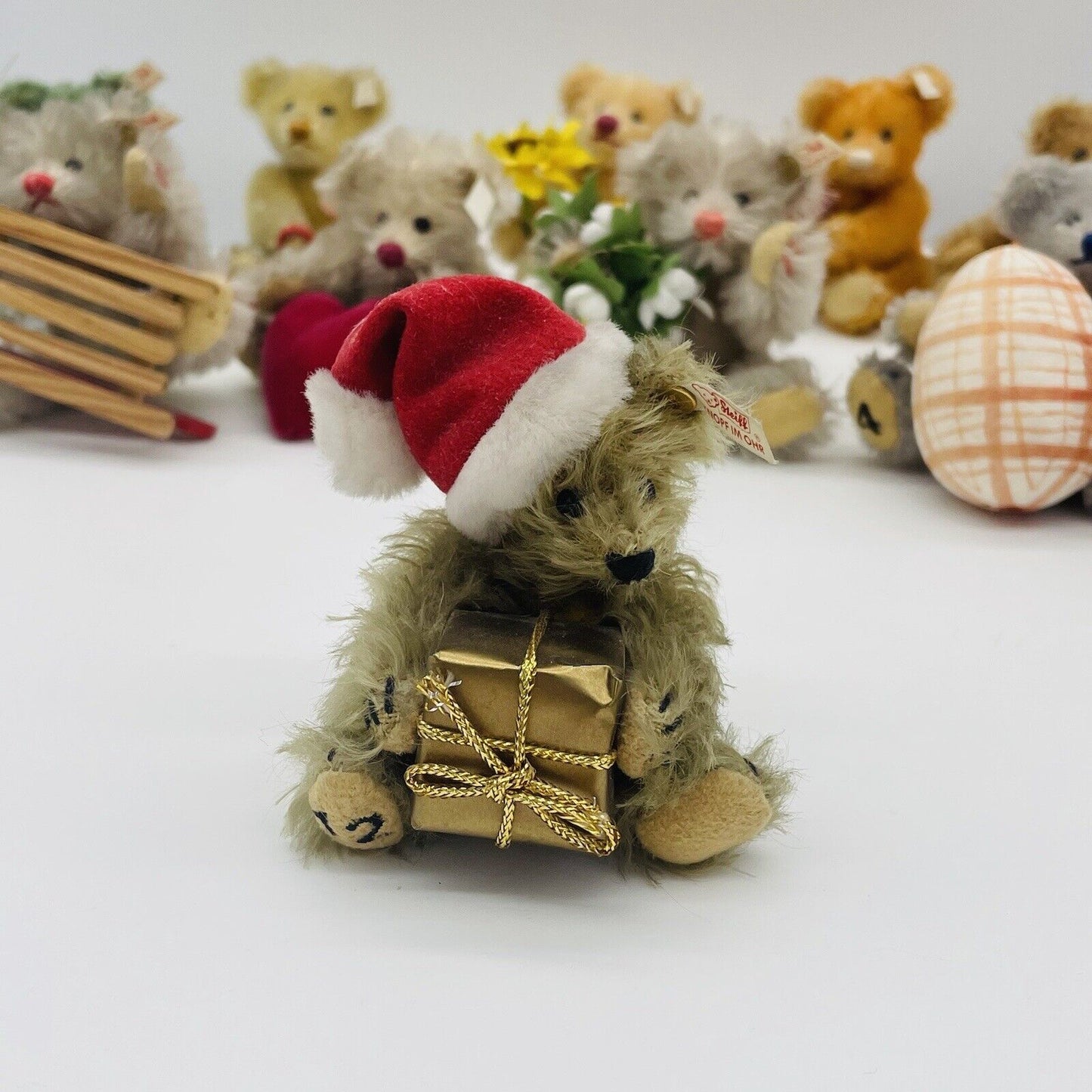 Steiff Teddybär Dezember mit Geschenk aus dem Ewigen Kalender 027307 Mohair