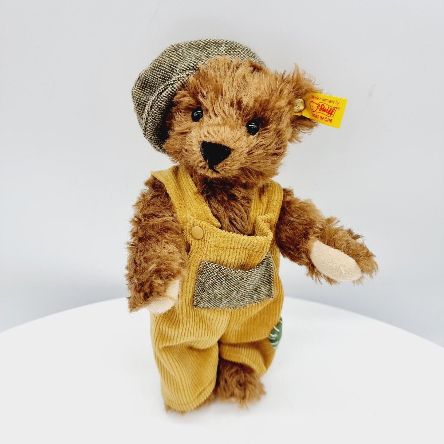 Steiff 028649 Teddybär Classic mit Latzhose und Mütze 23 cm