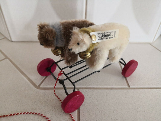 Steiff Galopp Teddy 1926 Replica - Steiff Nr. 400926 = 2 Teddys als Zuggespann