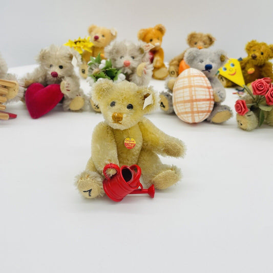 Steiff Teddybär Juli mit Gießkanne aus dem Ewigen Kalender 027307 Mohair