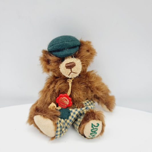 Hermann Teddy Original Jahresbär 2009 mit Hose und Mütze 14 cm Mohair