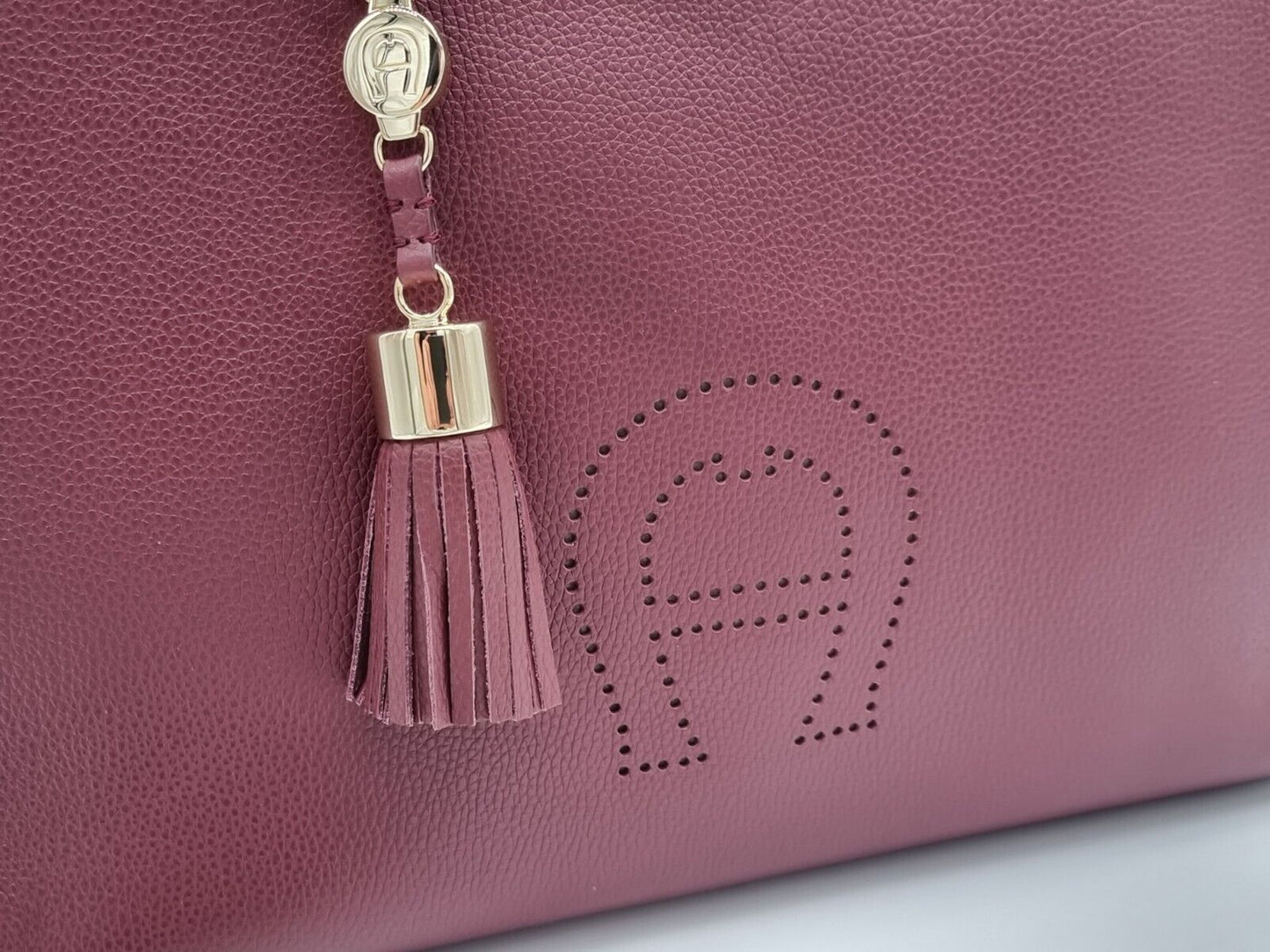 Aigner Handtasche Burgundy Gold Hardware Designertasche Neu mit Etikett