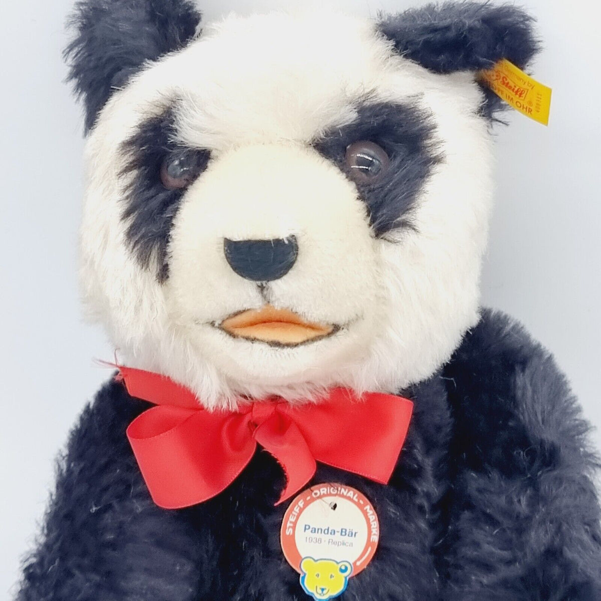 Steiff 408304 Panda Bär Replica 1938 mit Stimme 28 cm rote Schleife