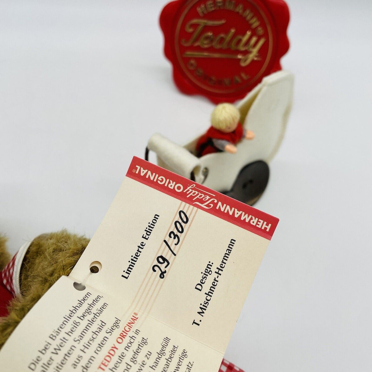 Hermann Teddy Teddybär Klara mit Puppenwagen und Filzpuppe