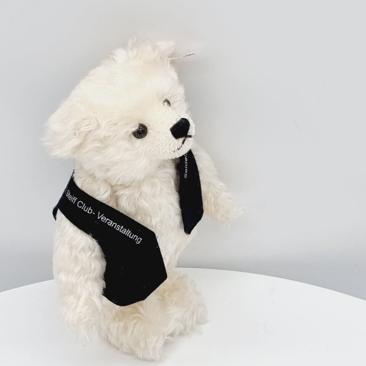 Steiff 420337 Teddybär Club Event 2002 limitiert 21 cm weiß mit schwarzer Weste