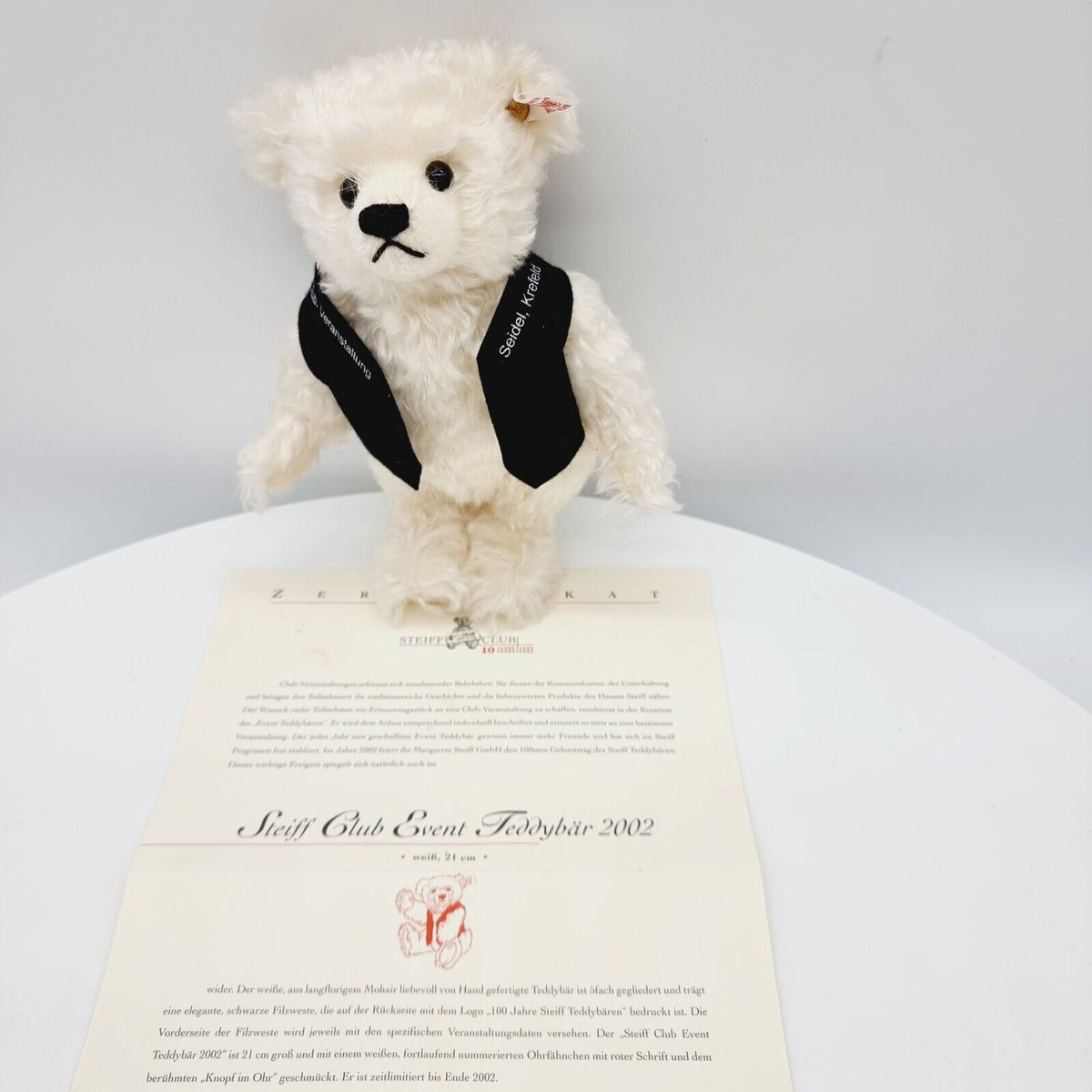 Steiff 420337 Teddybär Club Event 2002 limitiert 21 cm weiß mit schwarzer Weste