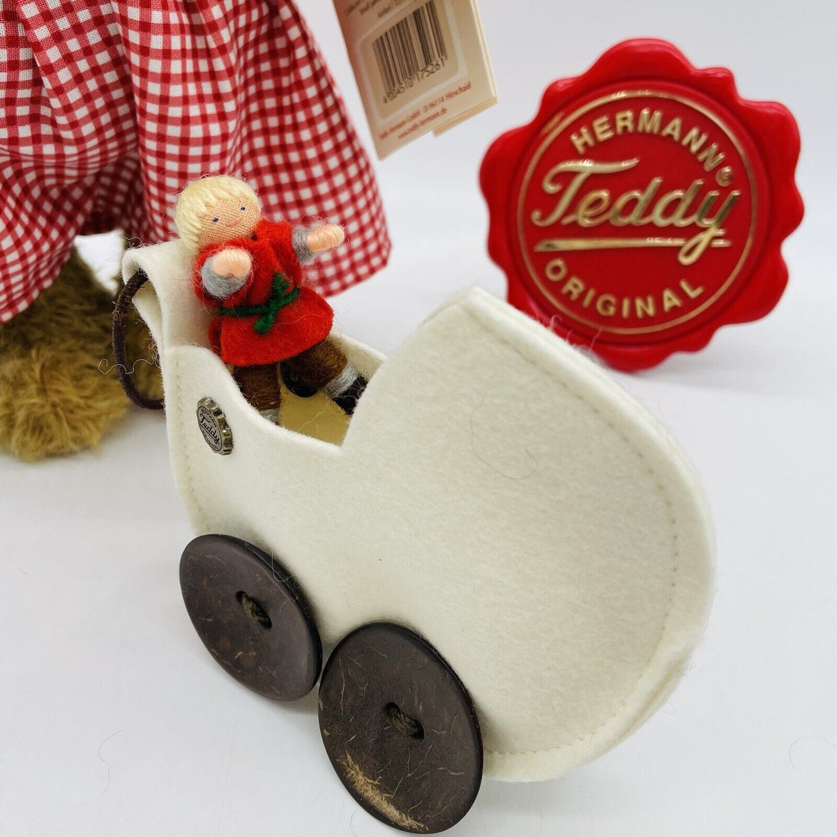Hermann Teddy Teddybär Klara mit Puppenwagen und Filzpuppe