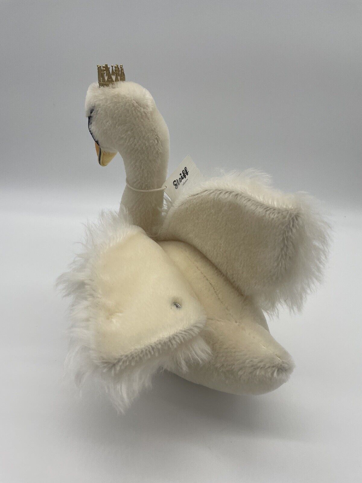 Steiff Schwan König Ludwig 673627, mit Knopf und gelber Fahne aus Überproduktion
