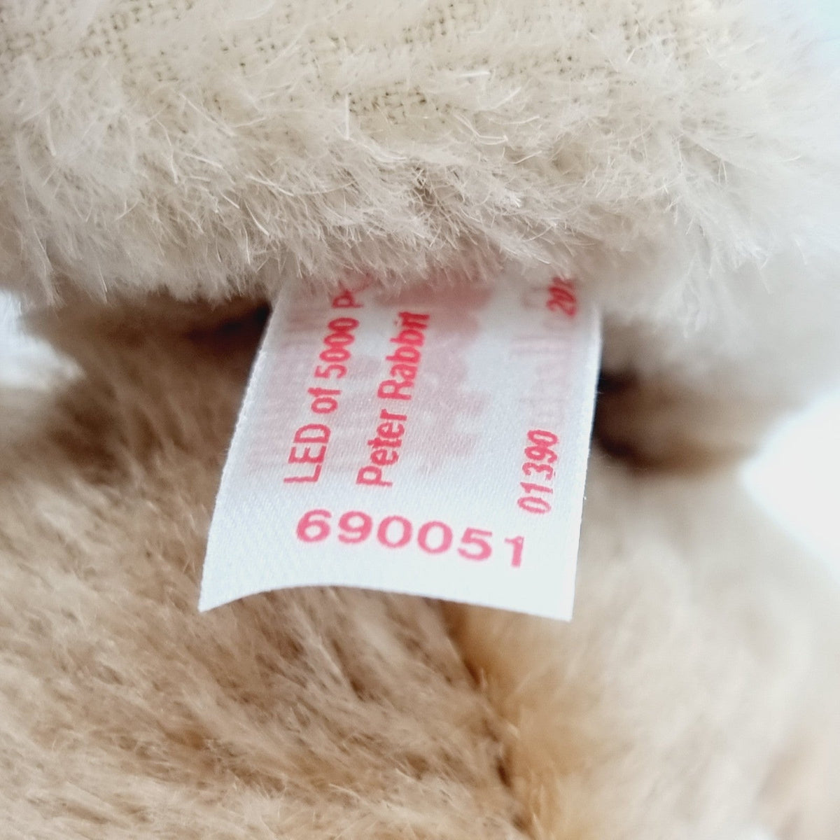 5666619