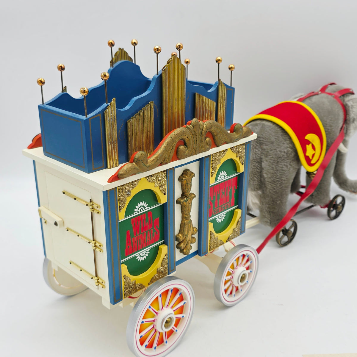 Steiff 0135/22 Elefant auf Rädern mit Zirkuswagen