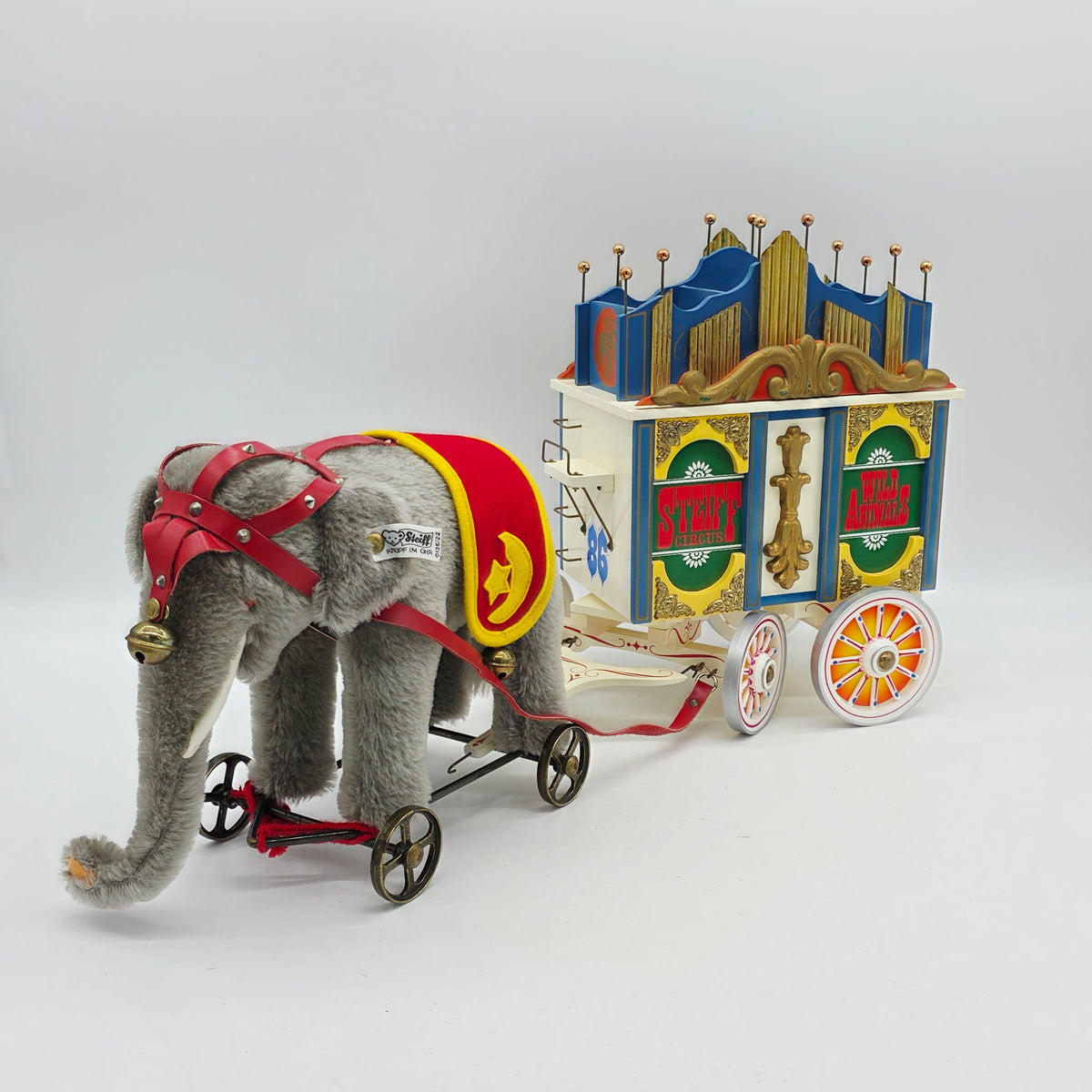Steiff 0135/22 Elefant auf Rädern mit Zirkuswagen