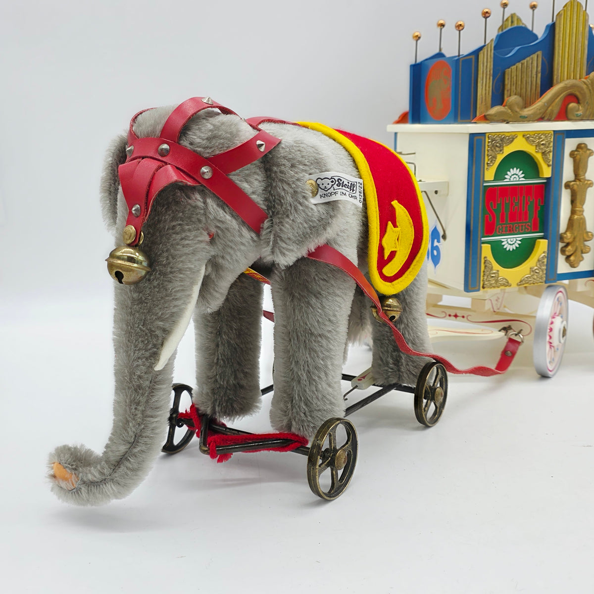 Steiff 0135/22 Elefant auf Rädern mit Zirkuswagen