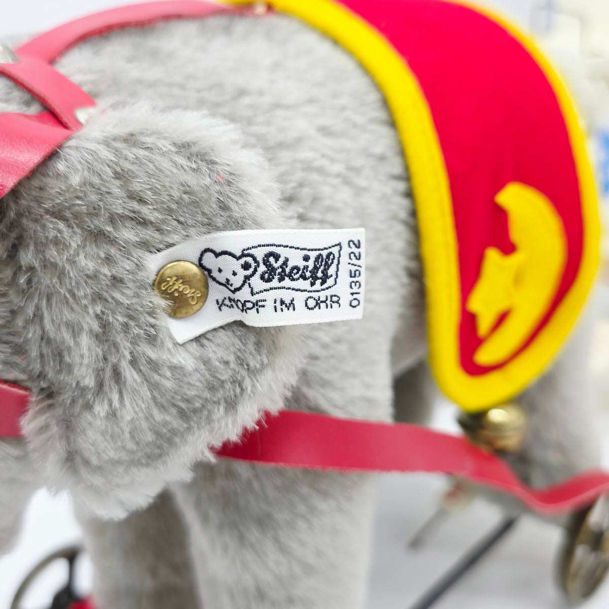Steiff 0135/22 Elefant auf Rädern mit Zirkuswagen