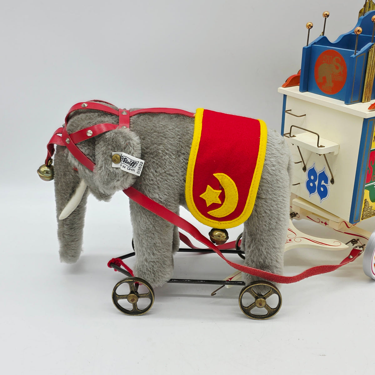Steiff 0135/22 Elefant auf Rädern mit Zirkuswagen